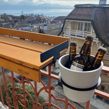 Charger l&#39;image dans la galerie, seau à glace avec bières au balcon

